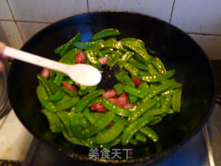 荷兰豆炒腊肠的做法步骤：5