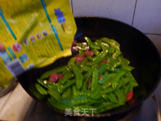 荷兰豆炒腊肠的做法步骤：6