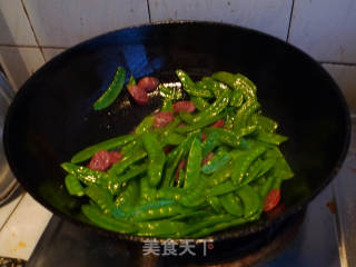 荷兰豆炒腊肠的做法步骤：7