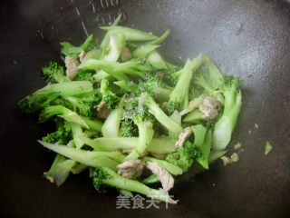 家常菜----西兰花炒肉的做法步骤：6