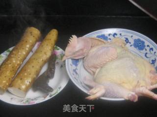 海参山药草鸡汤的做法步骤：1