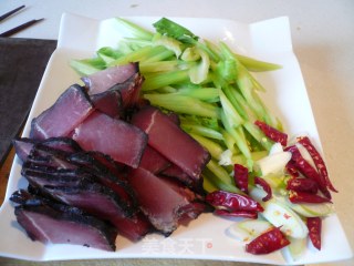 腊肉香芹的做法步骤：2