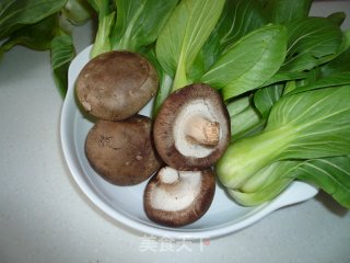 香菇油菜的做法步骤：1