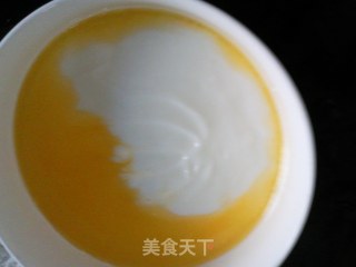 给儿子的生日蛋糕---草莓果冻酸奶蛋糕的做法步骤：1