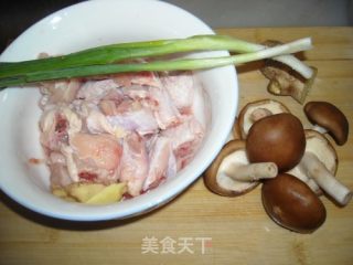 香菇滑鸡的做法步骤：1