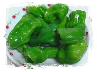 孔雀开屏···虎皮青椒拌皮蛋的做法步骤：1