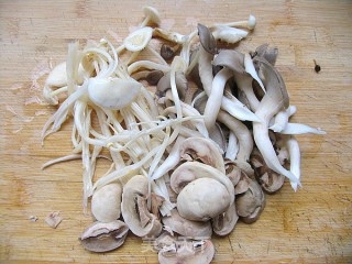 菌汤双粉鱼丸的做法步骤：4