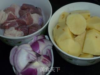 电压力煲食谱：土豆烧肉的做法步骤：1