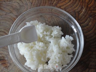 用剩米饭做的小零食——孜然锅巴的做法步骤：1