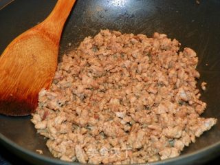 酸黄瓜四季豆炒肉末的做法步骤：1