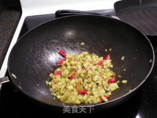 酸黄瓜四季豆炒肉末的做法步骤：2