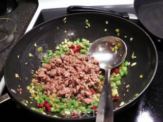 酸黄瓜四季豆炒肉末的做法步骤：7