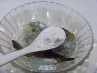 【简单宴客菜】换个方法吃虾---香煎数字虾的做法步骤：3