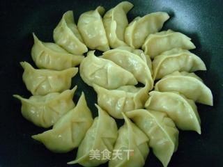 煎煮两款饺子的做法步骤：1