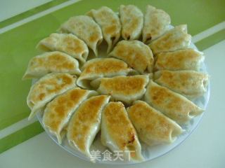 煎煮两款饺子的做法步骤：2