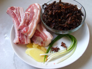 梅菜扣肉的做法步骤：1