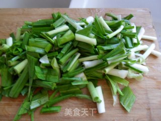 香肠炒大蒜的做法步骤：2