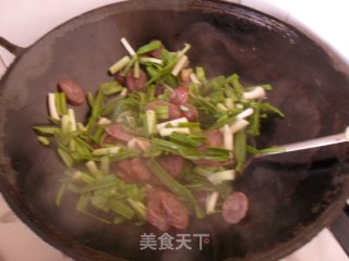 香肠炒大蒜的做法步骤：6
