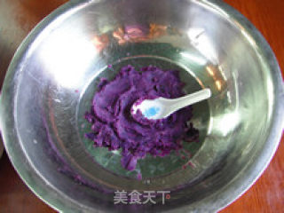 粒粒香紫薯披萨—赋予披萨亮丽的饼底的做法步骤：2