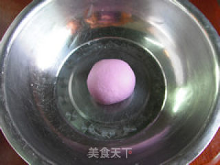 粒粒香紫薯披萨—赋予披萨亮丽的饼底的做法步骤：3