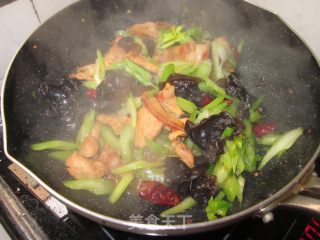 爱的【香芹木耳肉片】的做法步骤：12