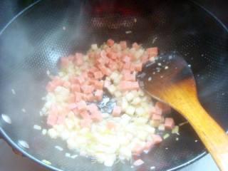 精致美味早餐--三文肉肠蛋炒饭的做法步骤：10