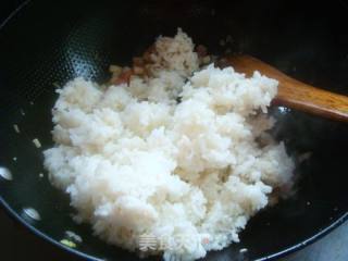 精致美味早餐--三文肉肠蛋炒饭的做法步骤：11