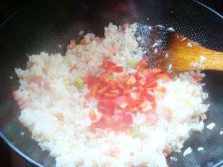 精致美味早餐--三文肉肠蛋炒饭的做法步骤：12