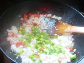 精致美味早餐--三文肉肠蛋炒饭的做法步骤：13