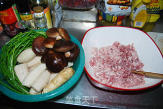 莲藕香菇猪肉饺子的做法步骤：1