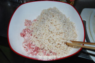 莲藕香菇猪肉饺子的做法步骤：2