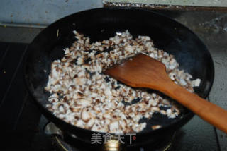 莲藕香菇猪肉饺子的做法步骤：5