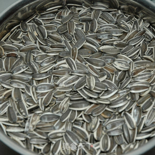 煮五香葵花籽的做法步骤：1