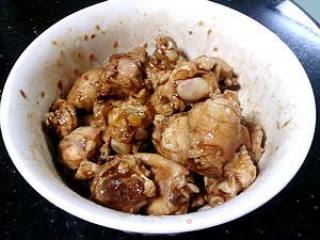 【无油烟更健康】芋头焖鸡翅的做法步骤：3