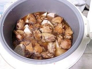 【无油烟更健康】芋头焖鸡翅的做法步骤：7