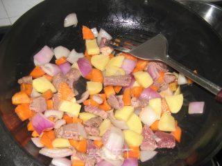 美味的咖喱牛肉饭的做法步骤：3