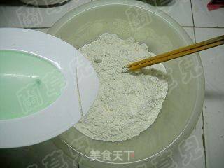 红糖油糕的做法步骤：1