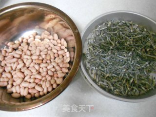 辣炒小鱼花生的做法步骤：1