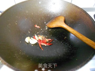 辣炒小鱼花生的做法步骤：4