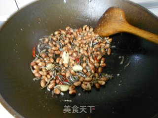 辣炒小鱼花生的做法步骤：5