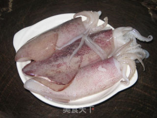 姜葱爆鲜鱿的做法步骤：1