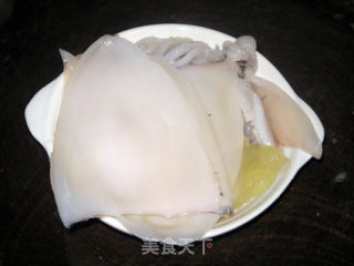 姜葱爆鲜鱿的做法步骤：2