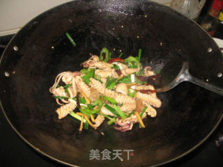 姜葱爆鲜鱿的做法步骤：8