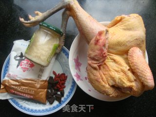 首乌土鸡汤的做法步骤：1