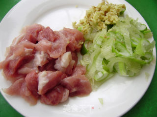 家常菜----黄瓜炒肉的做法步骤：2