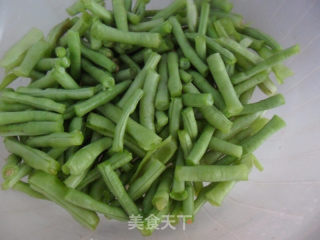 干煸豇豆的做法步骤：1