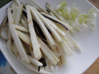 茄丝面条的做法步骤：1