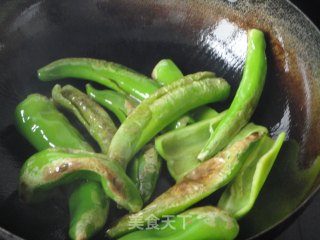 虎皮尖椒的做法步骤：1