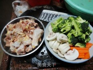 西兰花炒鸡的做法步骤：2