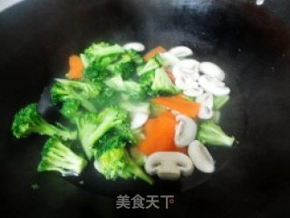 西兰花炒鸡的做法步骤：3